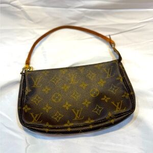 Louis Vuitton Monogram Pochette ! So popular! Authentic